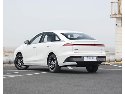 Roewe D6 Идеальный вариант для такси.